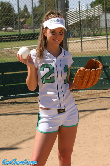 Kari Sweets invites you to browse their free pics with Kari Sweets unveiling beautiful shape